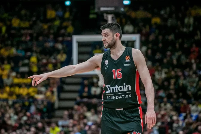 Συγκλονίζει ο Κώστας Παπανικολάου: «Να μιλήσουμε για τρίποντα όταν σε μία στιγμή έχουν σβήσει τα όνειρα τόσων παιδιών;»