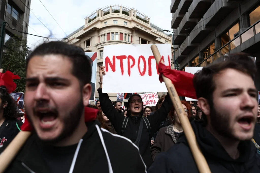 Κλιμακώνεται η κόντρα για τα Τέμπη – Καταλύτης οι περίπου 400.000 νέοι ψηφοφόροι που ψηφίζουν για πρώτη φορά