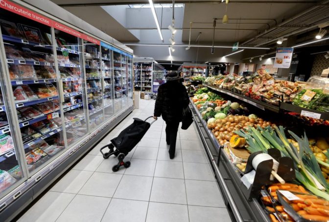 Ο Έλληνας της ακρίβειας μειώνει τις φορές που κάνει μπάνιο και αδυνατεί να καταναλώσει κρέας