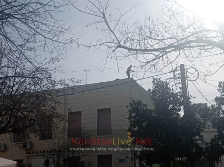 Άνδρας απειλεί να πέσει στο κενό από τη στέγη των Δικαστηρίων Καρδίτσας (φωτό – βίντεο)