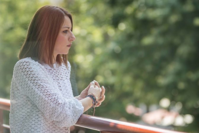 «Όταν καταρρέει μια κυβέρνηση με πάταγο, τα συλλογικά της ψέματα ξεσκεπάζονται ένα – ένα»