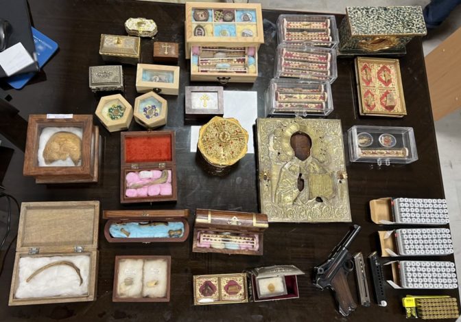 Πουλούσε εικόνες και... οστά «Αγίων» - Πώς συνελήφθη