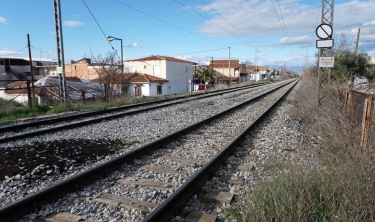 Καταγγελία: Έχασε τον σύζυγό της μετά από σύγκρουση αυτοκινήτου με τρένο και τώρα της ζητάνε πίσω την αποζημίωση