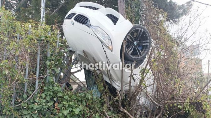 Θεσσαλονίκη: Σπορ BMW …προσγειώθηκε σε φράχτη (φωτό)