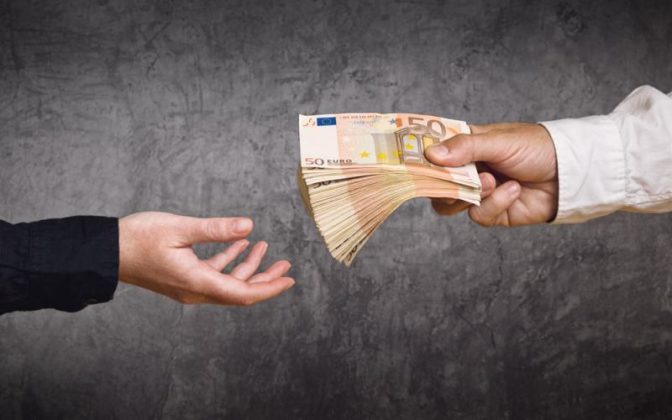 Τι μισθό παίρνουν οι βουλευτές, ευρωβουλευτές και δήμαρχοι που θα ψηφίσουμε