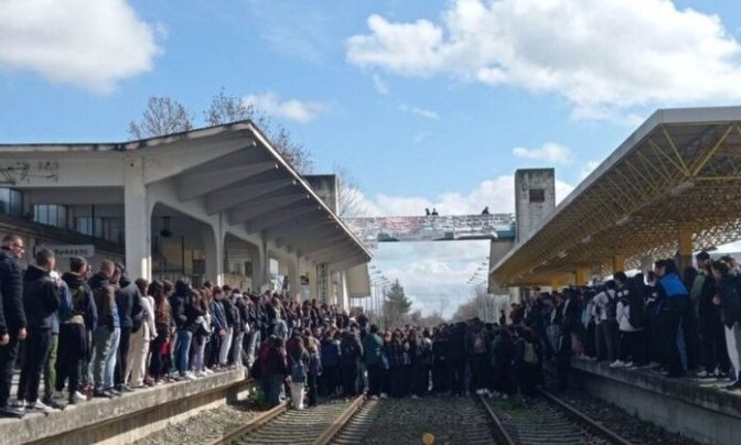 Καρδίτσα: Άναψαν κεράκια πάνω στις ράγες του τρένου