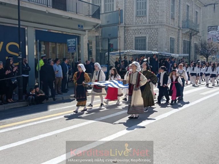 Με λαμπρότητα η παρέλαση για την επέτειο της 25ης Μαρτίου στην Καρδίτσα