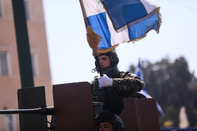 Εντυπωσιακή η στρατιωτική παρέλαση – Οι πτήσεις των F-16 Viper και Rafale στον αττικό ουρανό