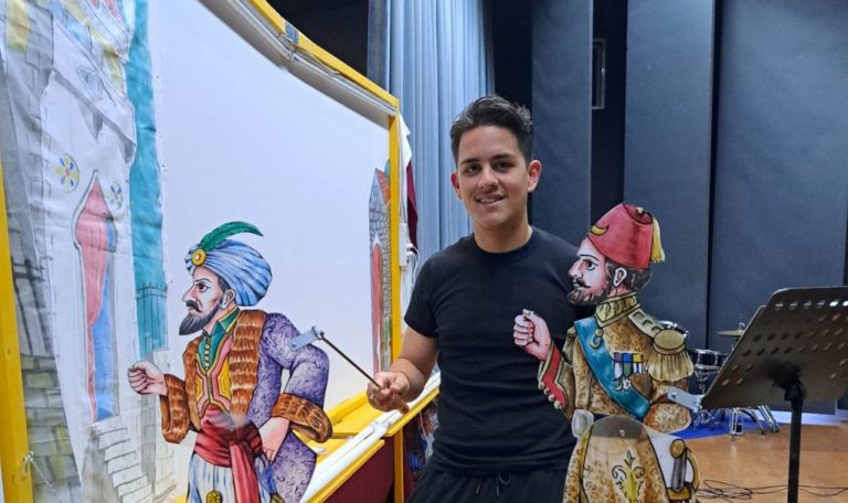 Μεράκι για τον Καραγκιόζη με παράσταση από μαθητή σε μαθητές στα Τρίκαλα