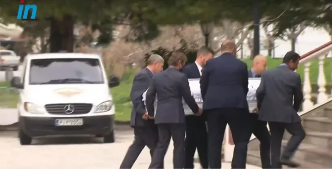 «Είναι άδικο» - Συγκλονιστικές στιγμές στην πρώτη κηδεία θύματος από τα Τέμπη