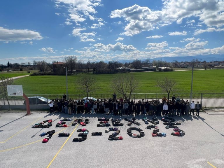 Το 8o ΓΕΛ Τρικάλων αποτίει φόρο τιμής στους νεκρούς των Τεμπών