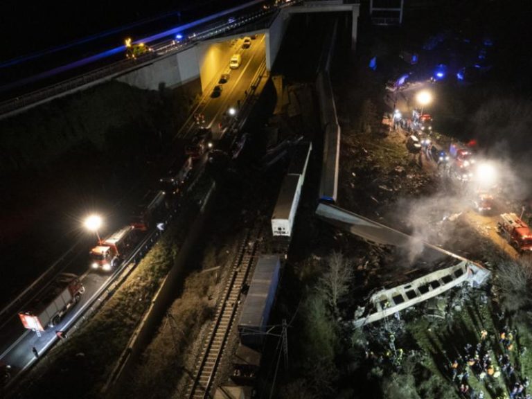 Εθνική τραγωδία με δεκάδες νεκρούς από σύγκρουση τρένων