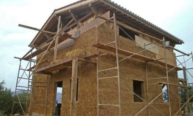 Έφτιαξαν ξενοδοχείο από… χώμα και άχυρα!