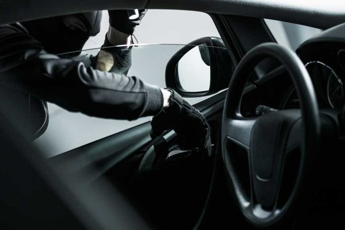 Τύρναβος: Έκλεψε ...μπουφάν και πορτοφόλι από αυτοκίνητο