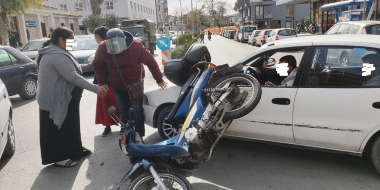 Απίθανο τροχαίο στον Βόλο (φωτό)