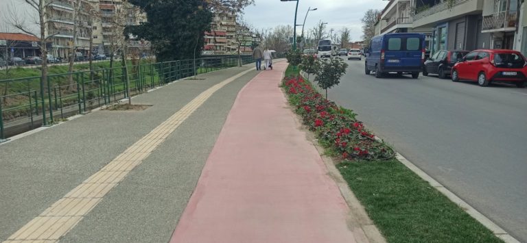 Τα Τρίκαλα ανθίζουν! Δεν αφήνει ούτε ένα παρτέρι αφύτευτο ο Τάκης Παζαϊτης