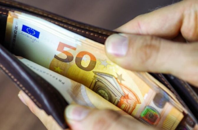 Στην τελική ευθεία η αύξηση του κατώτατου μισθού – Οι προτάσεις για το ποσό και οι σκέψεις της κυβέρνησης
