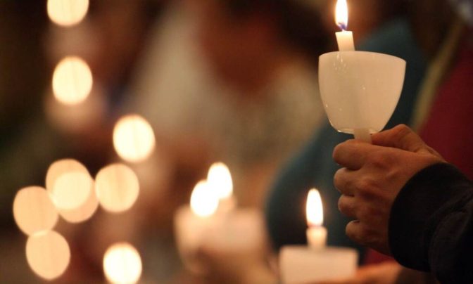 Πασχαλινή λαμπάδα: Τι συμβολίζει, πότε και από πού προέκυψε το έθιμο