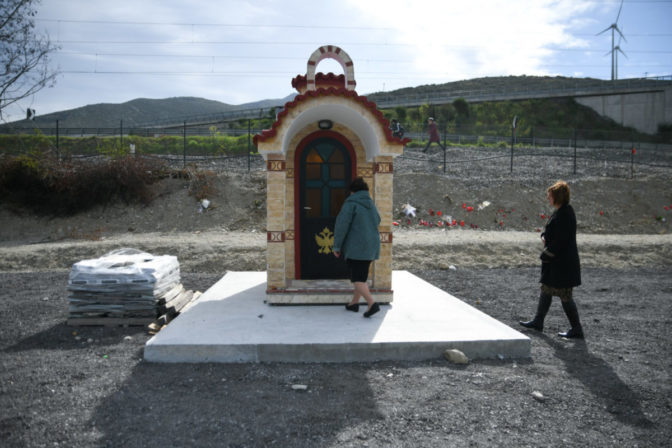 Στήθηκε εικονοστάσι στο σημείο του πολύνεκρου δυστυχήματος στα Τέμπη (φωτό)