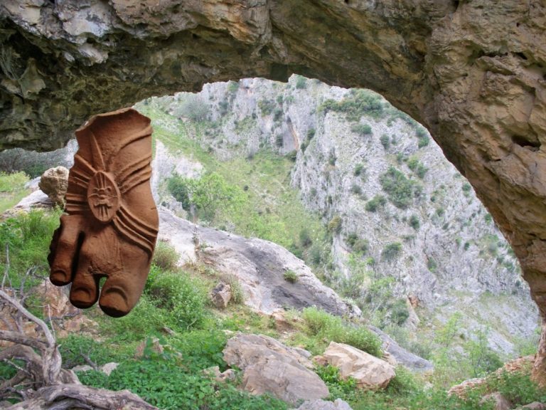 Το «πόδι» του θεού Δία και ο θησαυρός κοσμημάτων που βρέθηκαν έξω από τη Λάρισα (φωτό)