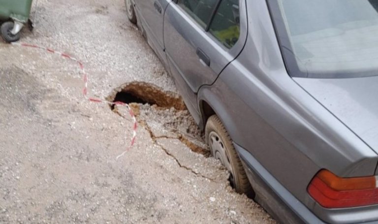 Λάρισα: Το έδαφος “κατάπιε” αυτοκίνητα (φωτο)