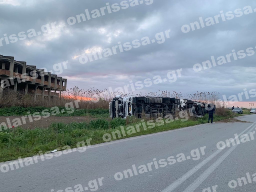 Τούμπαρε νταλίκα έξω από τη Λάρισα (φωτό)