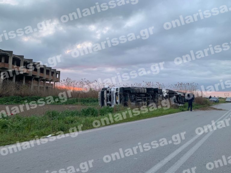 Τούμπαρε νταλίκα έξω από τη Λάρισα (φωτό)