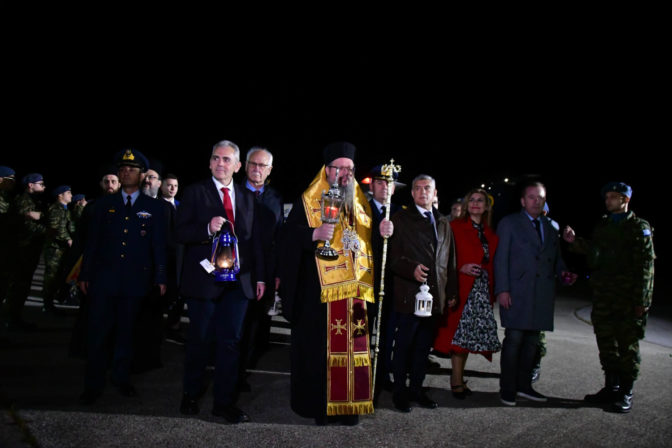 Έφτασε στη Λάρισα το Άγιο Φως – Εικόνες από την υποδοχή (φωτ. & βίντεο)