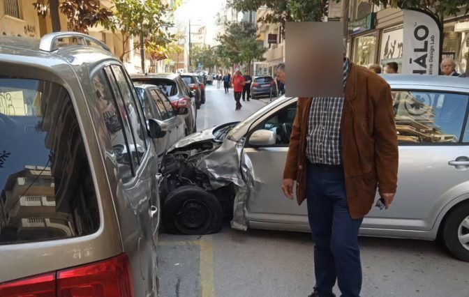 Αυτοκίνητο έπεσε πάνω σε άλλα τρία οχήματα στο κέντρο της Λάρισας