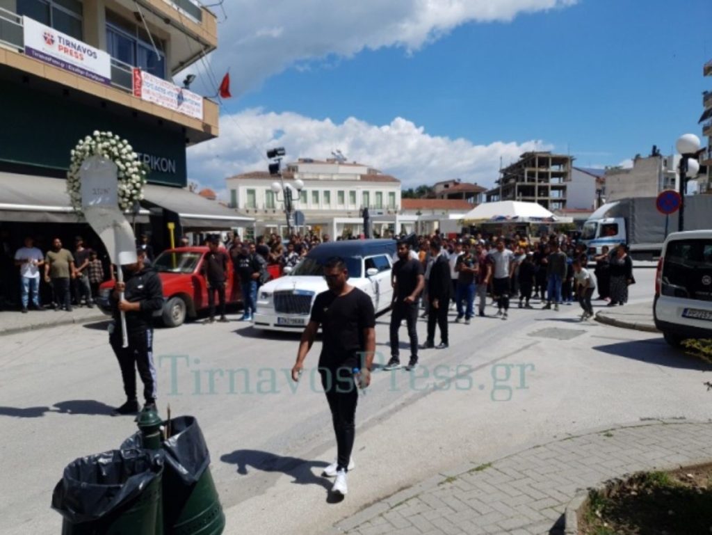 Σε κλίμα οδύνης οι Ρομά Τυρνάβου αποχαιρετούν τον 19χρονο που σκοτώθηκε στο δυστύχημα (φωτό – βίντεο)