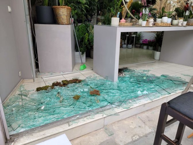 Λάρισα: Αυτοκίνητο καβάλησε πεζοδρόμιο και «έριξε» τη βιτρίνα καταστήματος! (φώτο)