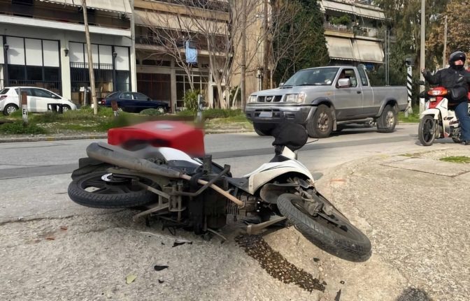 Λάρισα: Στο νοσοκομείο ντελιβεράς μετά από τροχαίο