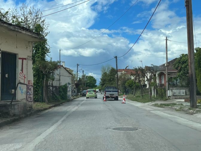 Στη μέση του δρόμου επί μέρες αγροτικό αυτοκίνητο στην οδό Αρριανού