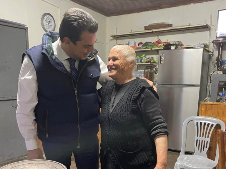 Στο πλευρό του Πρωθυπουργού ο Σκρέκας με την ευχή… της γιαγιάς Μαρίας