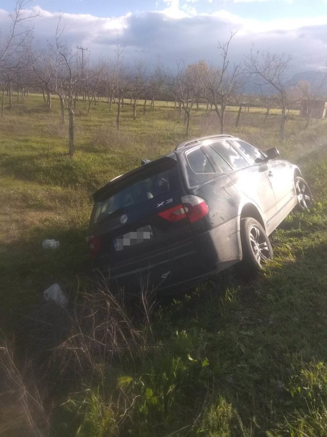 Τζιπ στα Τρίκαλα κατέληξε σε χαντάκι (φωτο)