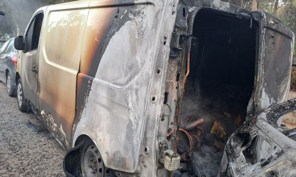 Επεισοδιακή νύχτα στου Ζωγράφου: Επίθεση με μολότοφ στα ΜΑΤ, ένα ΙΧ κάηκε