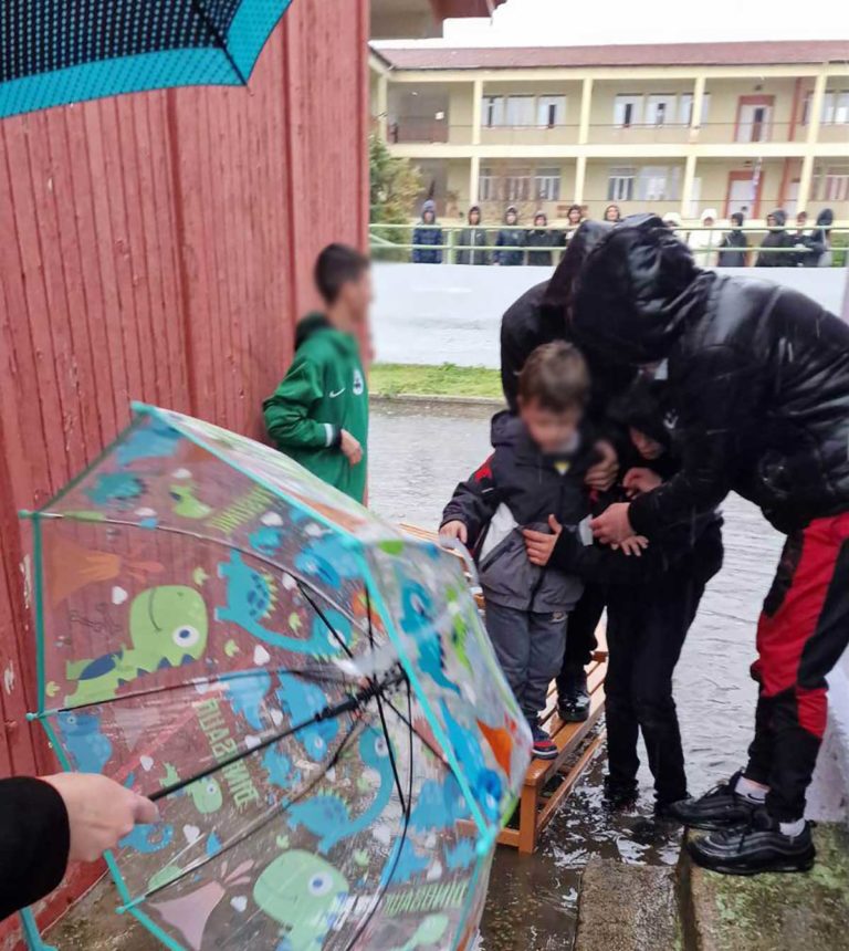 Έφτιαξαν …γέφυρα με καθίσματα για να φύγουν τα νήπια σε σχολείο των Τρικάλων!