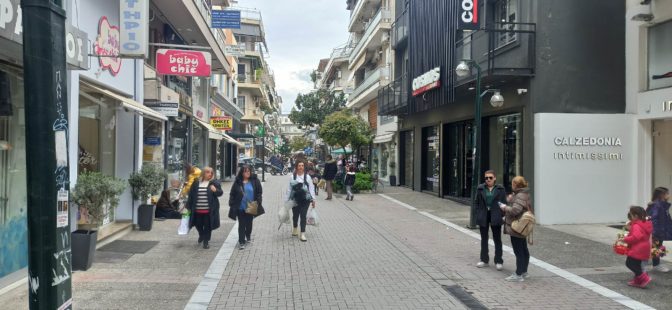 Σε γιορτινούς ρυθμούς η αγορά των Τρικάλων