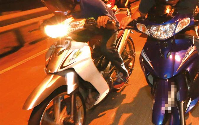 Δεν βάζουν ...μυαλό οι πιτσιρικάδες στα Τρίκαλα!