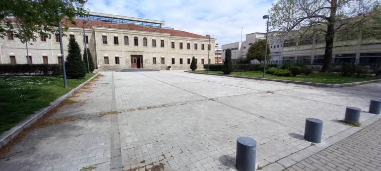 Ούτε ένα παγκάκι στην πλατεία των παλαιών δικαστηρίων Τρικάλων