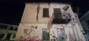 Ετοιμόρροπο ακίνητο σε προαύλιο χώρο σχολείου στο Βαρούσι