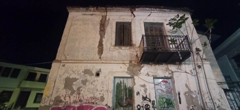 Ετοιμόρροπο ακίνητο σε προαύλιο χώρο σχολείου στο Βαρούσι