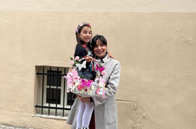 Η Μαρίνα Κοντοτόλη ανάμεσα στις Λαζαρίνες