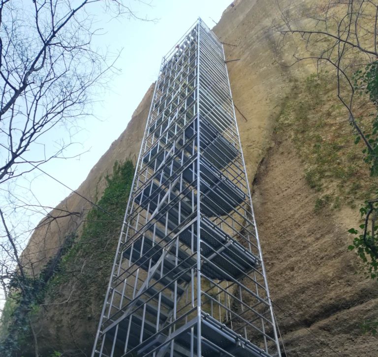 Σκαλωσιές, μπουλντόζες και προβληματισμός στα Μετέωρα (φωτό)