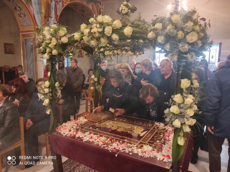 Πλήθος Τρικαλινών πιστών στις εκκλησίες για την Αποκαθήλωση (φωτό)