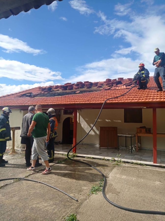 Συναγερμός στην Πυροσβεστική από φωτιά σε εξωκλήσι σε χωριό των Τρικάλων (φωτο)