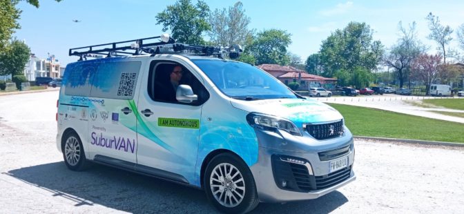 Παρουσιάστηκαν τα οχήματα χωρίς οδηγό στα Τρίκαλα (φωτο)