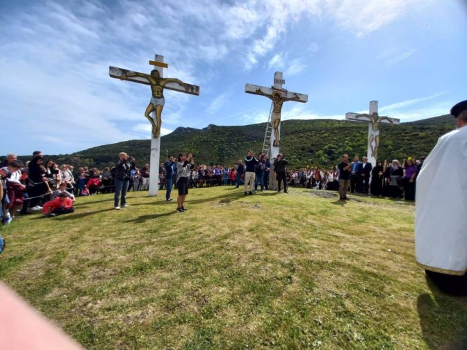 Εικόνες και βίντεο από τη μοναδική τελετή της Αποκαθήλωσης στον λόφο της Παναγίας Ξενιάς