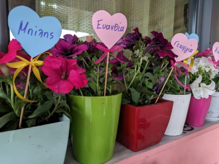 Λουλούδια και βιβλία για τον Απρίλη στον Ζ΄ Παιδικό Σταθμό Τρικάλων