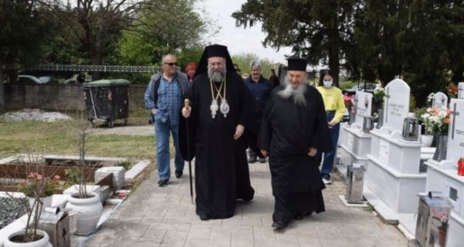 Επιμνημόσυνες δεήσεις τη Μ. Πέμπτη σε Κοιμητήρια των Τρικάλων